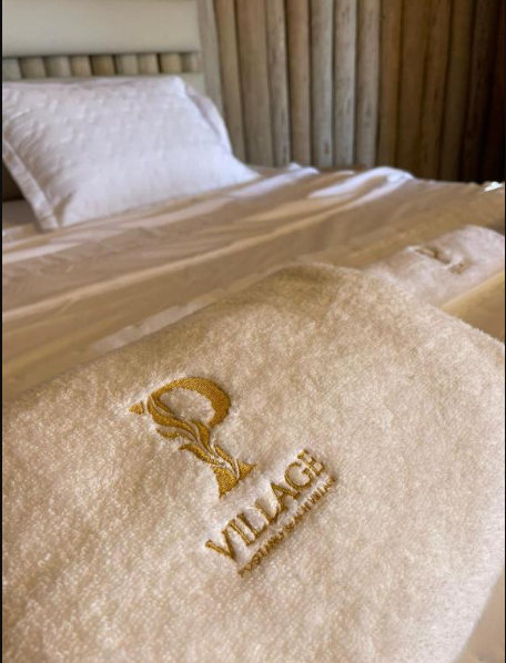 Toalhas brancas bordadas com o logo P Village