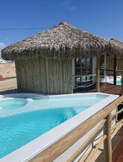 Bangalô de palha com piscina triangular privativa